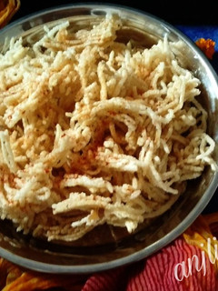 चावल की सेव(chaval ki sev recipe in Hindi) रेसिपी मुख्य फोटो
