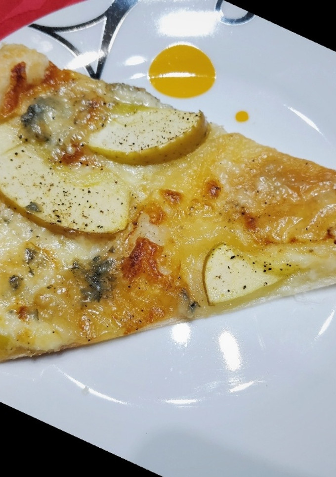 Una foto de Pizza de queso azul y manzana