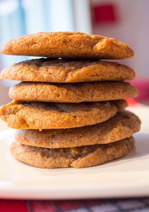 A picture of Honey and cinammon spelt cookies.