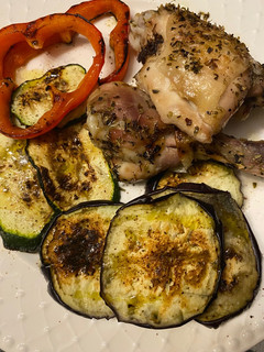 Una foto de Pollo Asado con Finas Hierbas y Verduras a la Plancha !!!