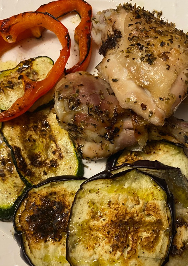 Una foto de Pollo Asado con Finas Hierbas y Verduras a la Plancha !!!