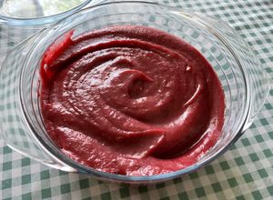 Une photo de Compote de banane, coings et groseilles au miel
