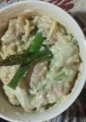 Una foto de Pasta con salsa bechamel y espárragos