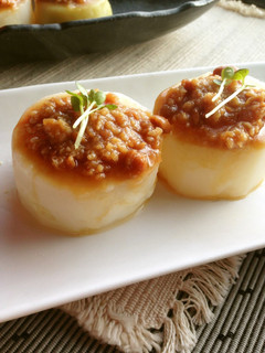 A picture of Pressure Cooked Furofuki Daikon Radish with Meat-Miso Sauce.