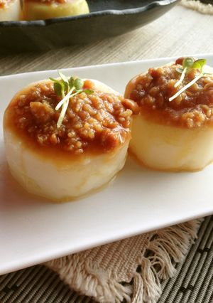 A picture of Pressure Cooked Furofuki Daikon Radish with Meat-Miso Sauce.