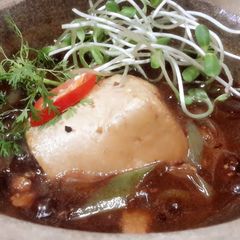 A picture of Kanya's Tofu and Leeks in Clay Pot.