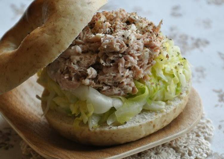Recipe: Tasty Bagel Sandwich Loaded with Cabbage and Tuna