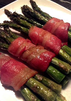 A picture of Bacon wrapped Asparagus.