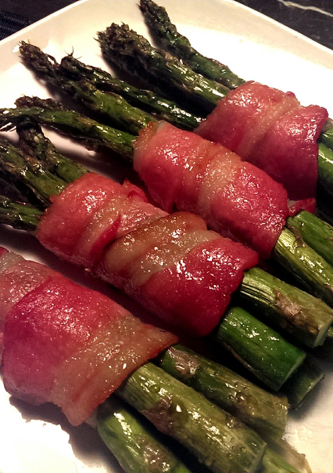 A picture of Bacon wrapped Asparagus.