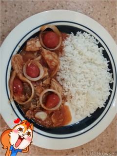 Una foto de Bonito con tomates cerezas y su salsa