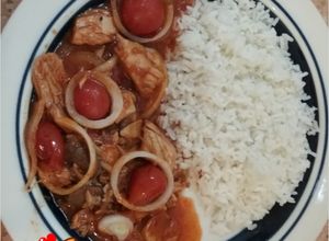 Una foto de Bonito con tomates cerezas y su salsa
