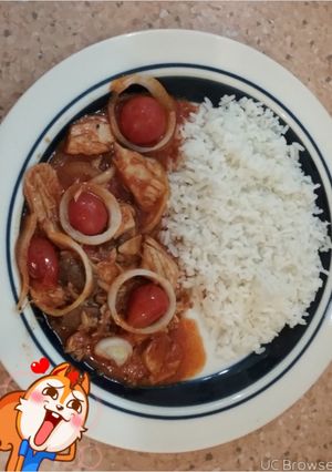 Una foto de Bonito con tomates cerezas y su salsa