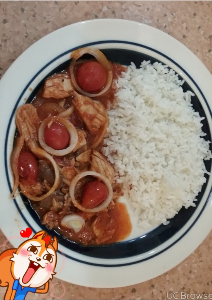 Una foto de Bonito con tomates cerezas y su salsa
