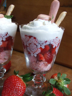 Una foto de Copas de fresones con crema de ricota