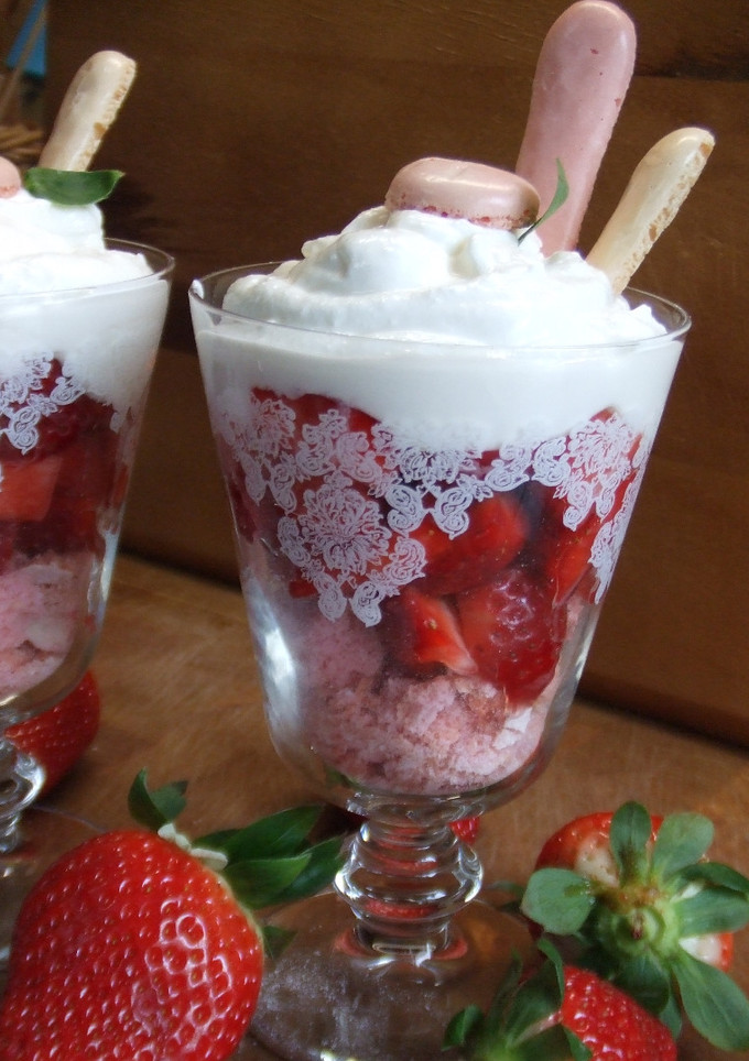 Una foto de Copas de fresones con crema de ricota