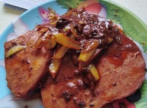 Una foto de Chuleta con achiote y naranja