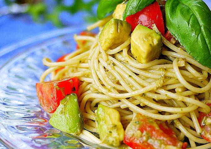 Chilled Pasta with Avocado and Basil Sauce