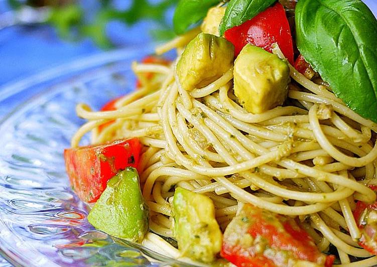 Chilled Pasta with Avocado and Basil Sauce