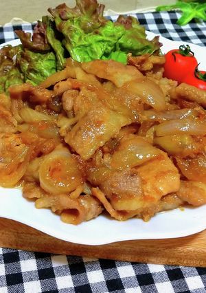 A picture of Easy Ginger Pork with Pork Slices and Onion.