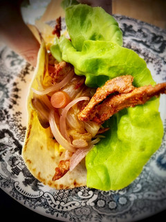Una foto de Pan de pita con jamón de cerdo en salsa Valentina con cebolla encurtida