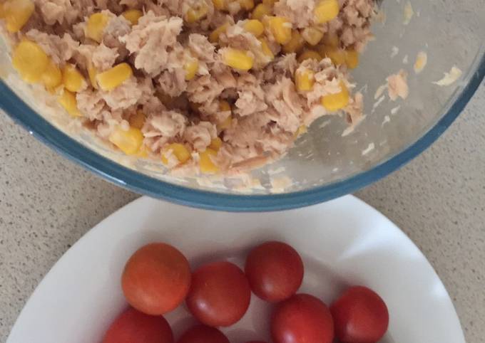 Easiest Way to Prepare Favorite Salmon with Sweetcorn and crackers