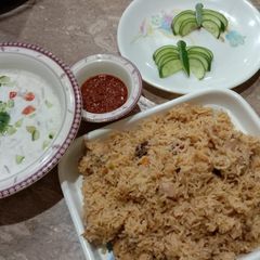 A picture of Chicken yakhni pulao.