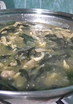 Una foto de Espinacas en salsa verde con 🍗