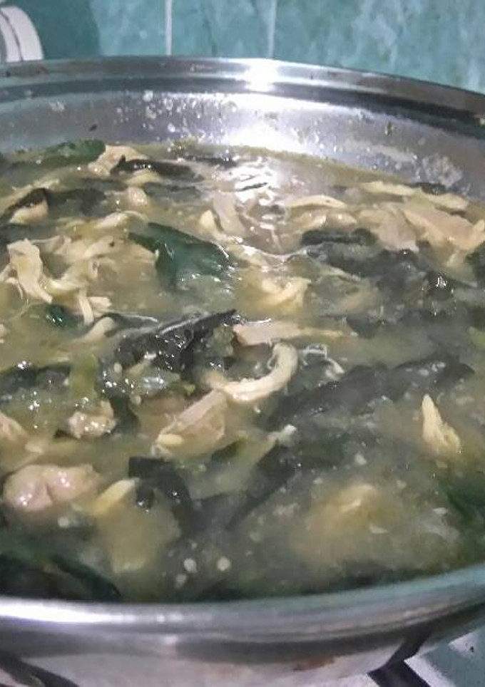 Una foto de Espinacas en salsa verde con 🍗