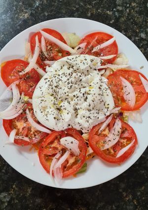 Una foto de 207. Ensalada de Tomate y Burrata