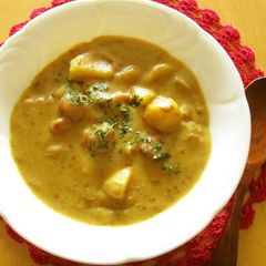A picture of Potato and Wiener Sausage Curry Soup.