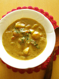 A picture of Potato and Wiener Sausage Curry Soup.