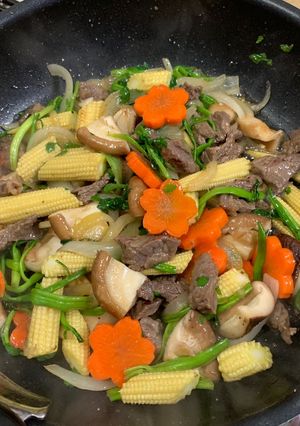 Hình của món Thịt bò xào ngô bao tử rau cần cà rốt nấm hương.