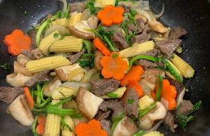 Thịt bò xào ngô bao tử rau cần cà rốt nấm hương