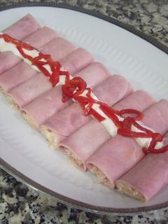 Una foto de Canelones fríos de atún con pimientos del Piquillo