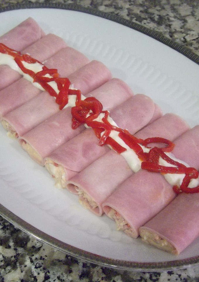 Una foto de Canelones fríos de atún con pimientos del Piquillo
