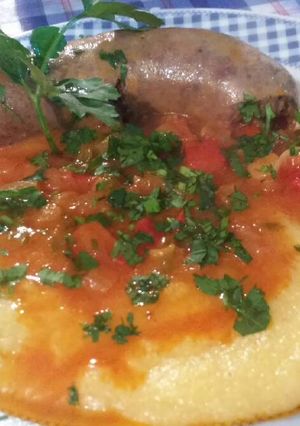 Una foto de Chorizo a la Pomarola con Polenta clasica💫