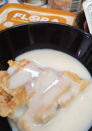 A picture of Apple 🍎🍏 and pear🍐lattice pie with white sauce custard.