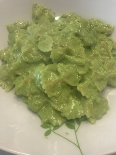 Una foto de Pasta con salsa de queso verde
