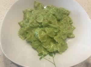 Una foto de Pasta con salsa de queso verde