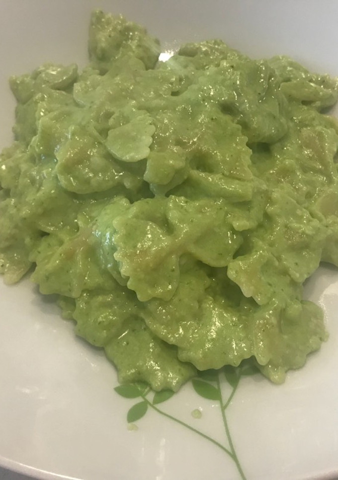 Una foto de Pasta con salsa de queso verde
