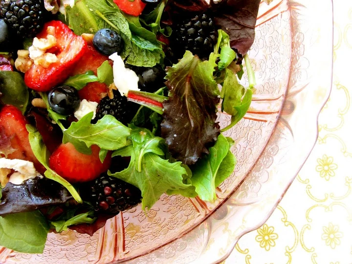 Easy Ways Make|Recipe} Nuts and Fresh Berries Balsamic Salad, Can Pamper Your Tongue