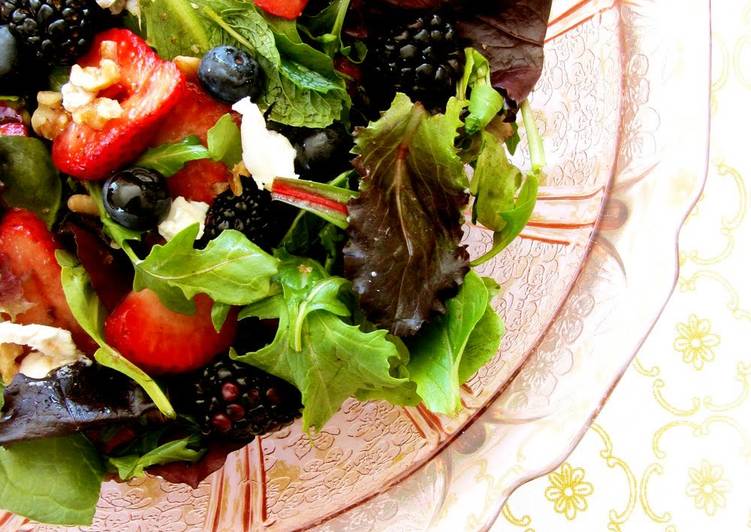 Nuts and Fresh Berries Balsamic Salad