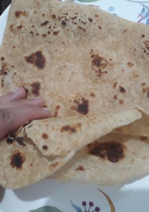 A picture of Teen koni garlic roti.