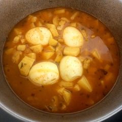 A picture of Boiled eggs with potato gravy.
