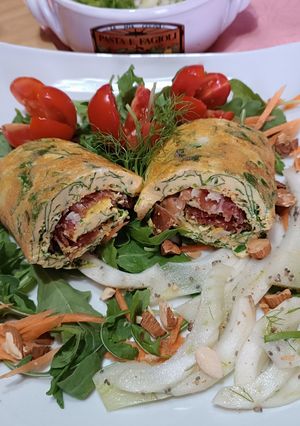 Foto di Rotolo di uova con rucola,farcito con bresaola e parmigiano