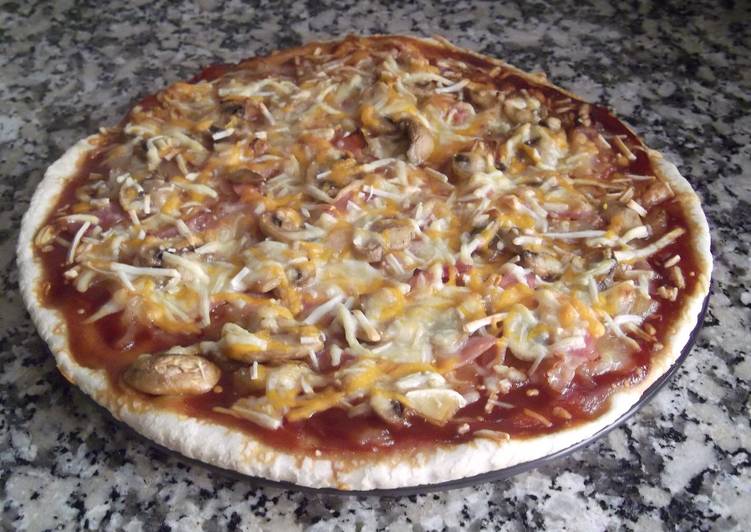 Pizza De Cebolla Caramelizada Bacon Y Salsa Barbacoa Receta De Robertopm Cookpad