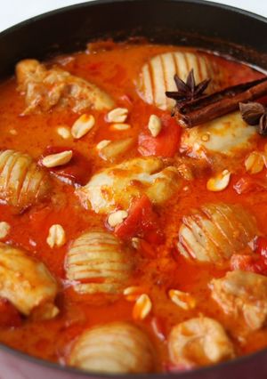 A picture of One Pot Oven Baked Thai Chicken Massaman Curry With Hassle Back Potatoes 🥘.
