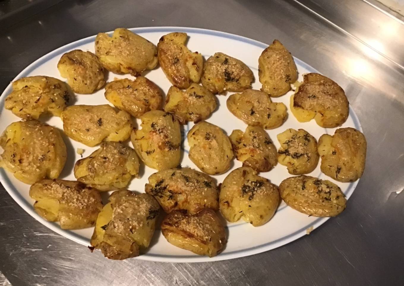 Pommes de terre « fracassées » au thym du jardin et parmesan