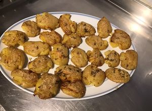 Une photo de Pommes de terre « fracassées » au thym du jardin et parmesan