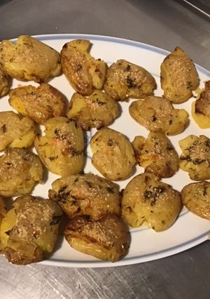 Une photo de Pommes de terre « fracassées » au thym du jardin et parmesan